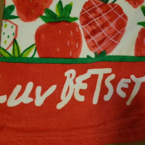 Betsey Johnson Beach Towel 28 in x 58 in - Picture 2 of 5
